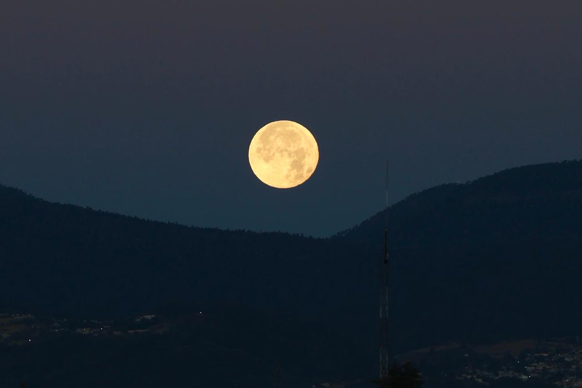 El_Universal_Mx's tweet photo. ¡Hermosa! 🤩

Así se vio la Luna llena la madrugada de este domingo 

Fotos: Valente Rosas | EL UNIVERSAL https://t.co/f5DoZS1L4m