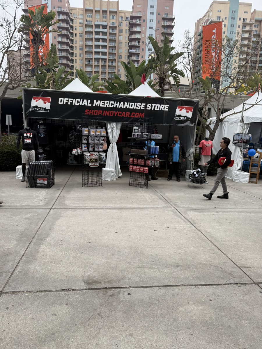 bobpockrass's tweet photo. Long Beach tweetup today 10a PT tweetup in the alley by the shark mural on the arena. Across from INDYCAR merch tent in fan area. Come say hello if you can. https://t.co/B2ONTbTzb7