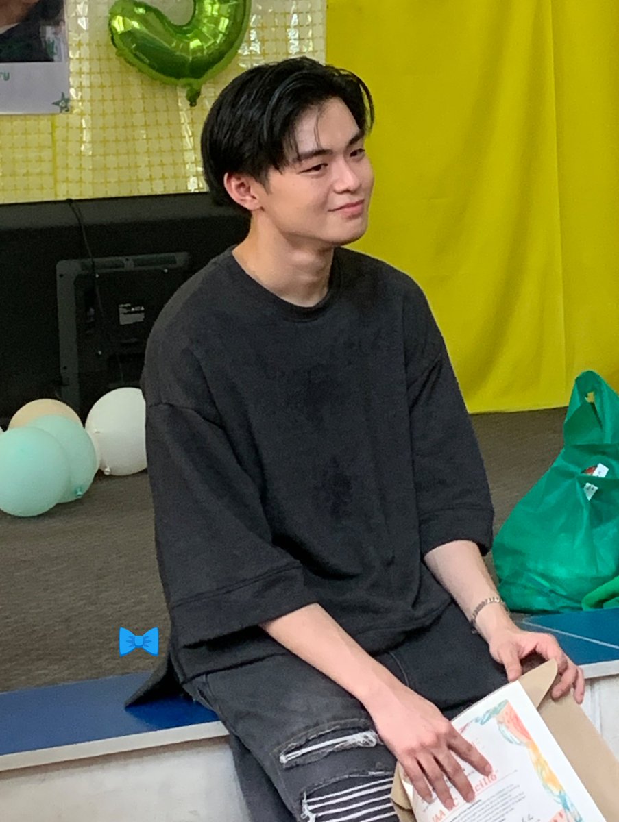 bayonettash_'s tweet photo. jc trying hard not to cry when the kids performed glowing inside… hope u know u made a lot of kids happy! yes it was by the fanbase but this campaign wouldn’t happen if it weren’t for u 🥺 continue to bring joy and love to others jc 💕✨ https://t.co/hpf3awBxYI