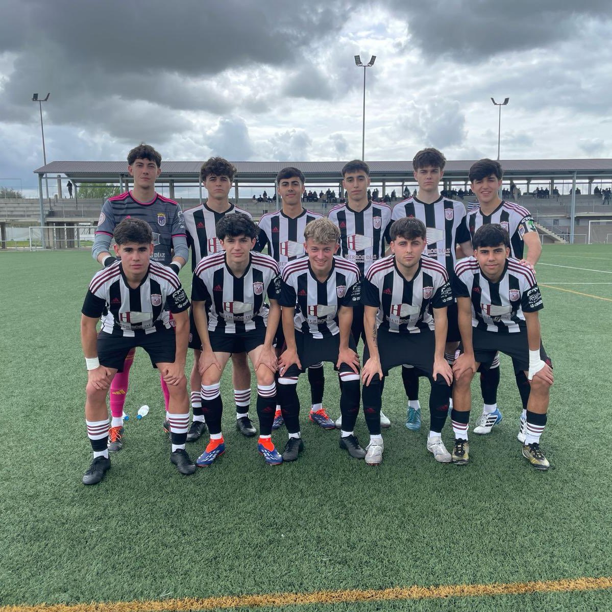 Buenaaaaas taardeeees, el juvenil, nuestro JUVENIL, entra por la puerta grande en la DH, tras firmar una gran temporada y coronarla  con una soberbia goleada 7-1 al Olivenza, para salir CAMPEÓN, CON TODO MERECIMIENTO, MUCHAS FICIDADES CHICOS el próximo año nos vemos por Madrid