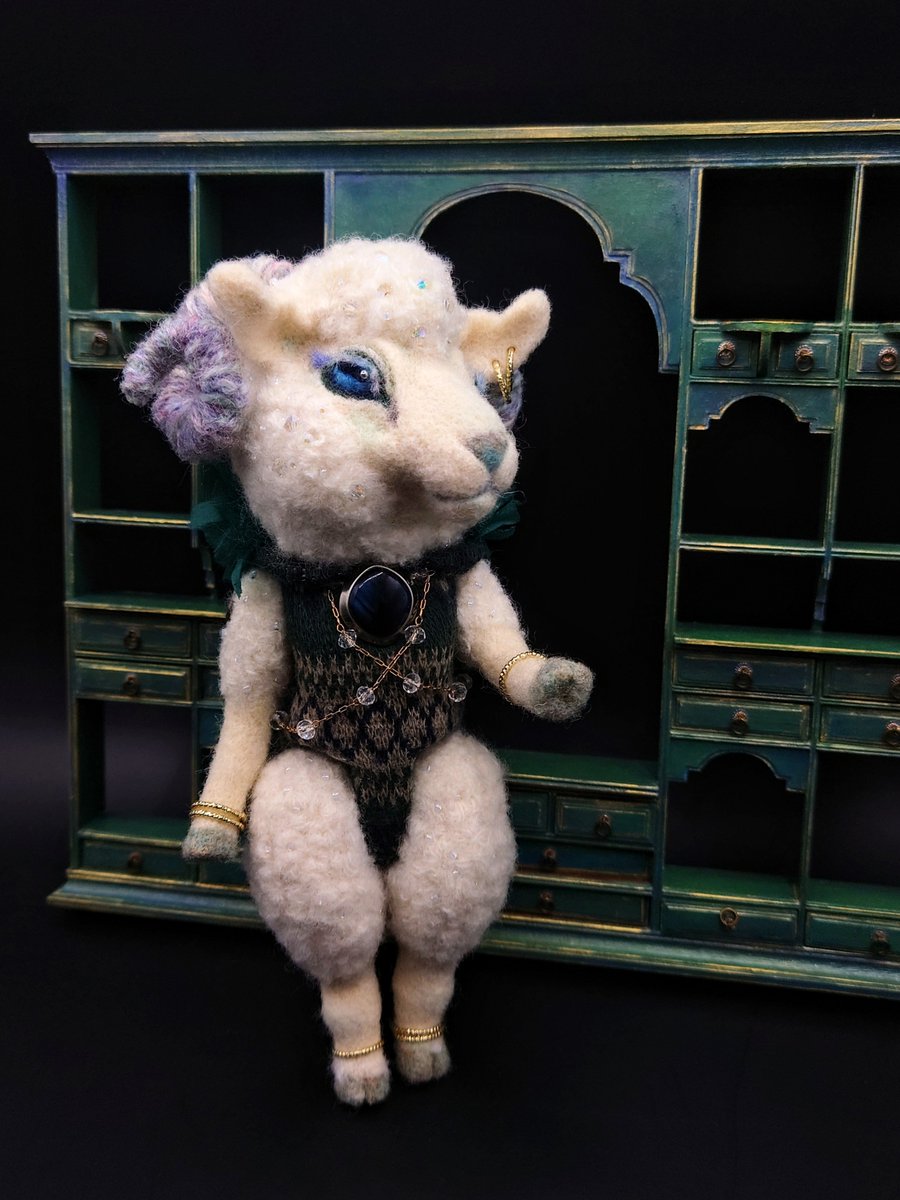 Guignolinfo's tweet photo. 4/18-5/11 #夢見るギニョール展 飛ぶ教室・操行ゼロ

YOKO WATANABE @YOoco_Labo 【 Student council president ・Knit 】

羊毛をどのように活かしていくのかを考え 学ぶ編み物学校の生徒会長Knit(ニット)。
正装時は手編みの衣装でシンプルに、平服では機械編みの衣装で装飾品を身に着ける事が多いそう。
「蹄で持てる編み棒」「蹄編み」を考案・研究中。

………………
頭は左右に可動します
手足尻尾は糸引きジョイント
角はワイヤーが入っています
可動による金属疲労にお気をつけ下さい

Size / 縦18.5ｃｍ✕幅8ｃｍ✕奥行き8.5ｃｍ
Material / Wool, Wire, Beads, etc.