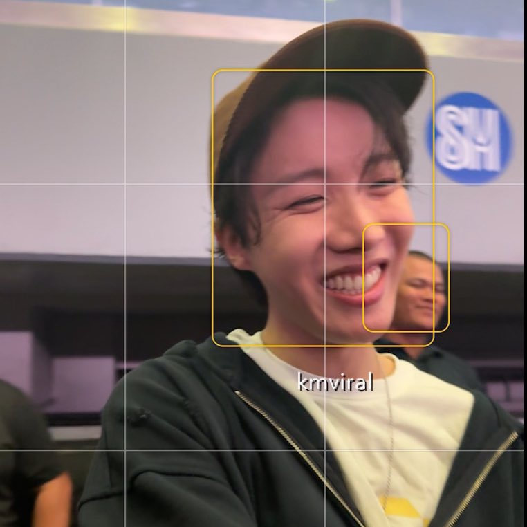 kmviraI's tweet photo. we asked him if he had a good time and he smiled so wide and nodded 🥹

#HOPE_ON_THE_STAGE_TOUR_Manila https://t.co/aLvNn2LOH2