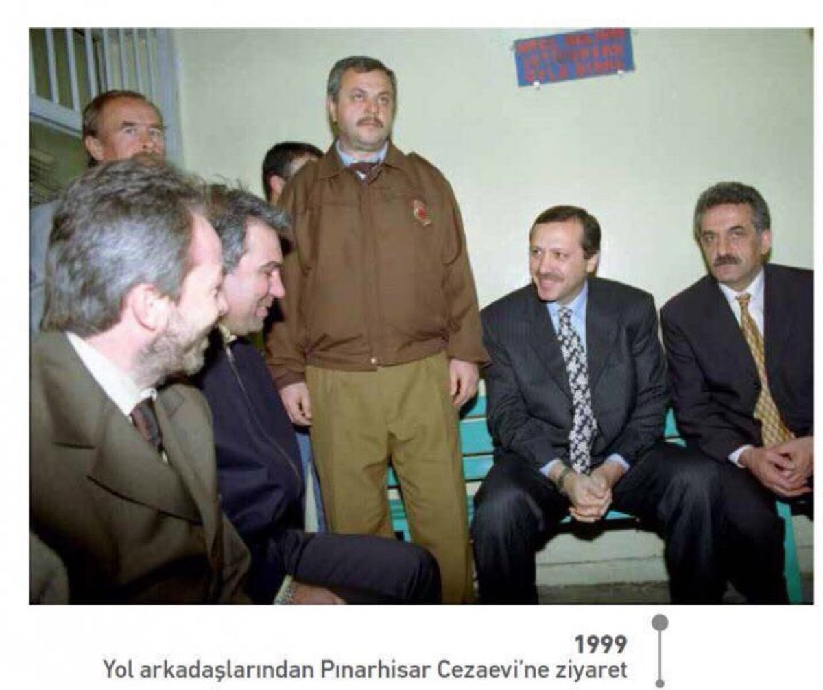 gurman_timurhan's tweet photo. Erdoğan'ın Pınarhisar Cezaevi'ndeki "iletişim ağı"

Erdoğan hakkında karar kesinleşince 4 ay 10 gün süreyle Pınarhisar Cezaevi'nde kaldı. 

Hasan Yeşildağ önceden gidip cezaevini gezer. Kendilerine tahsis edilen koğuşu bir güzel temizletir. Duvarları kağıt kaplatır, zemine, boydan boya halı döşetir. Elektrik ve sıhhi tesisatı yeniler. Sıcak su temini için şofben taktırır. Koğuşun bahçeye ve koridora açılan kapılarını boyatıp yalnızca içeriden açılabilen ilave sürgüler yaptırır. Çatıya manyetik bariyerler, bahçeye elektronik sensörler yerleştirir. Gerekli gördüğü kör noktalara kamera sistemi kurdurur.

Derin donduruculu büyük boy bir buzdolabı, çamaşır ve bulaşık makinesi, toplantı ve çalışma masaları, deri koltuklar, oturma grupları ve büyük ekran bir televizyonla, kalacakları koğuşu ve cezaevi kütüphanesini bir çalışma alanına dönüştürürler.

Yakınlarına göre Erdoğan burada tam 30 bin kişiyle görüşür.

Bahsettikleri "vesayet düzeni"nde bir tutuklu bile değil, hükümlünün infaz koşulları bunlar.

Şimdi kendi düzenlerinde yok "iletişim kurmuşlar", yok "avukatları aracılığıyla haberleşmişler" diye insanların temel haklarını engellemeye çalışıyorlar.