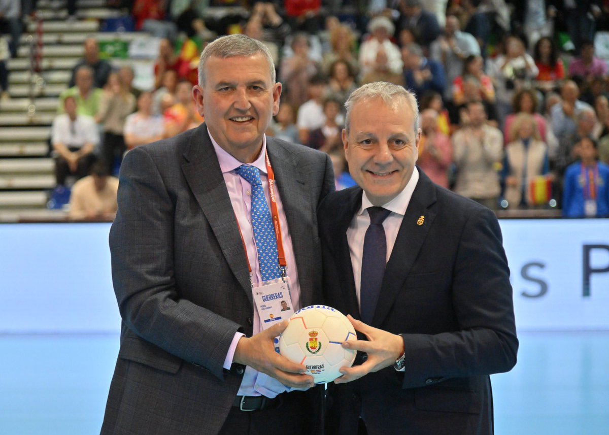 Una foto de familia que resume el trabajo, ilusión, esfuerzo y corazón invertido en este partido, que se ha saldado con una notable victoria de nuestra Guerreras, sellando el pasaporte para el Mundial

<a href="/diputacioncadiz/">Diputación de Cádiz</a> <a href="/aytoalgeciras/">Ayto. de Algeciras</a> <a href="/MancomunidadCdG/">Mancom.C.Gibraltar</a> <a href="/FAndaluzaBM/">Federación Andaluza de Balonmano</a> <a href="/bmciudaddealgec/">BM Ciudad de Algeciras</a>