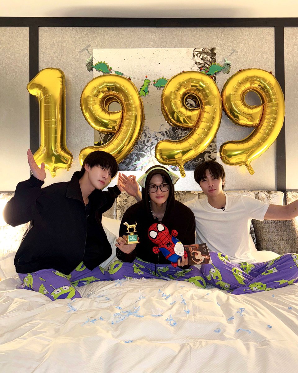 🐱🐰🐯🫂

2019 - target 🎯, sleepover 🛌 
2023 - 🏂
2025 - 🎶 🎧📻