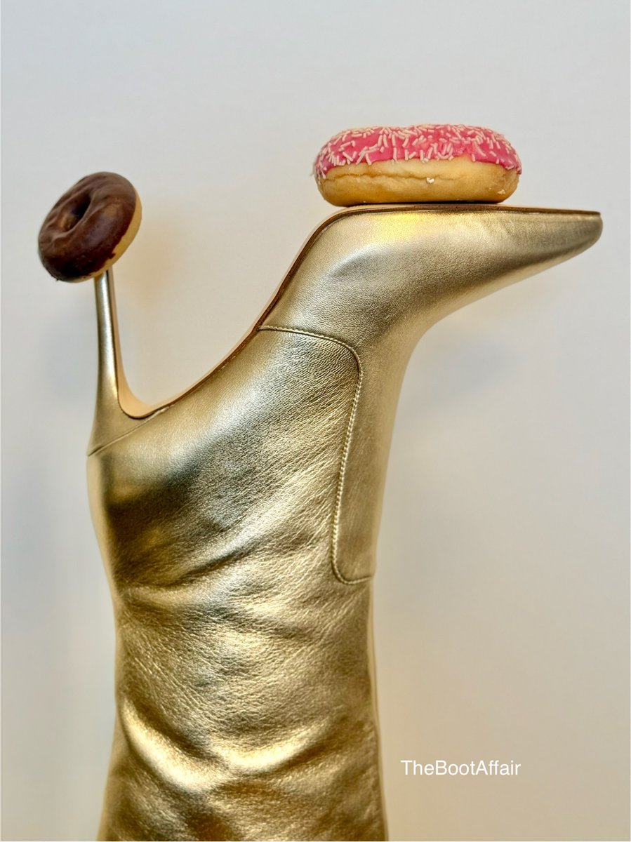 Art or everyday life?

500€ Michael Kors Collection boots. I love them. 🥰 Probably the most unusual and expensive tray for serving pastries.

| Gehobener Lebensstil 😆

#art #luxury #style #fetish #boots #findom #donut #leather boots #mangönntsichjasonstnichts