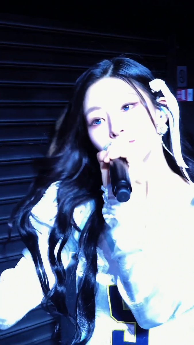 haneulface's tweet photo. https://t.co/Qpj3nGRmO1