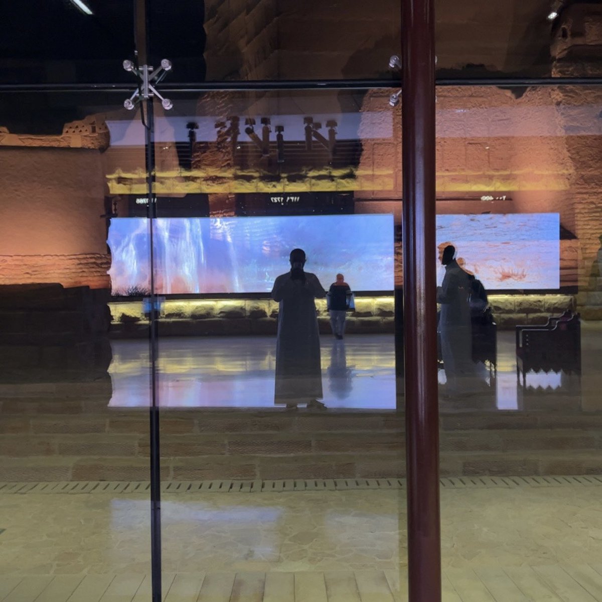 w0t1_'s tweet photo. ولاني بندمانٍ على كل مافـات
أخذت من حلو الزمـان ورديَّـه 
 
هاذي حياتي عِشتها كيف ماجات
آخذ مـن أيَّّامـي وأردَّ العطيَّـه 
❤️ https://t.co/fVnV07LAqR