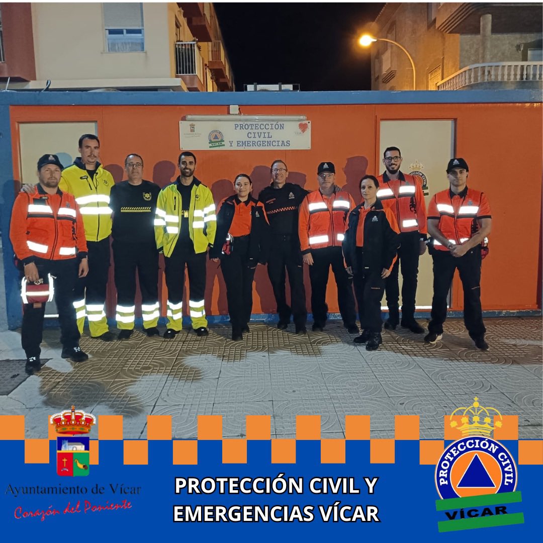 SlpcVicar's tweet photo. Importante despliegue personal y material para dar cobertura al concierto de Medina Azahara en la plaza del anfiteatro de La Gangosa donde acudieron miles de personas.

El evento finalizó sin incidencias graves destacables. 

#drpMedinaAzahara #EmergenciasVícar https://t.co/SPX80Pve70