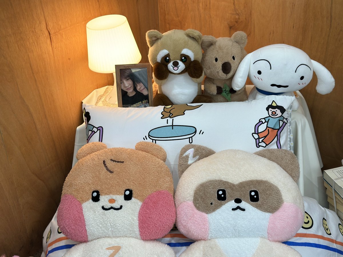 진짜 빈늘 방에 들어온 듯한 기분이 들었던..
격이 다른 디테일들로 하나 하나 뜯어 보면서 얼마 나 재밌었는지ㅠ

진짜 침대 보고 기절하는 줄 알았어요

#420번째_우주
#The_420th_Universe