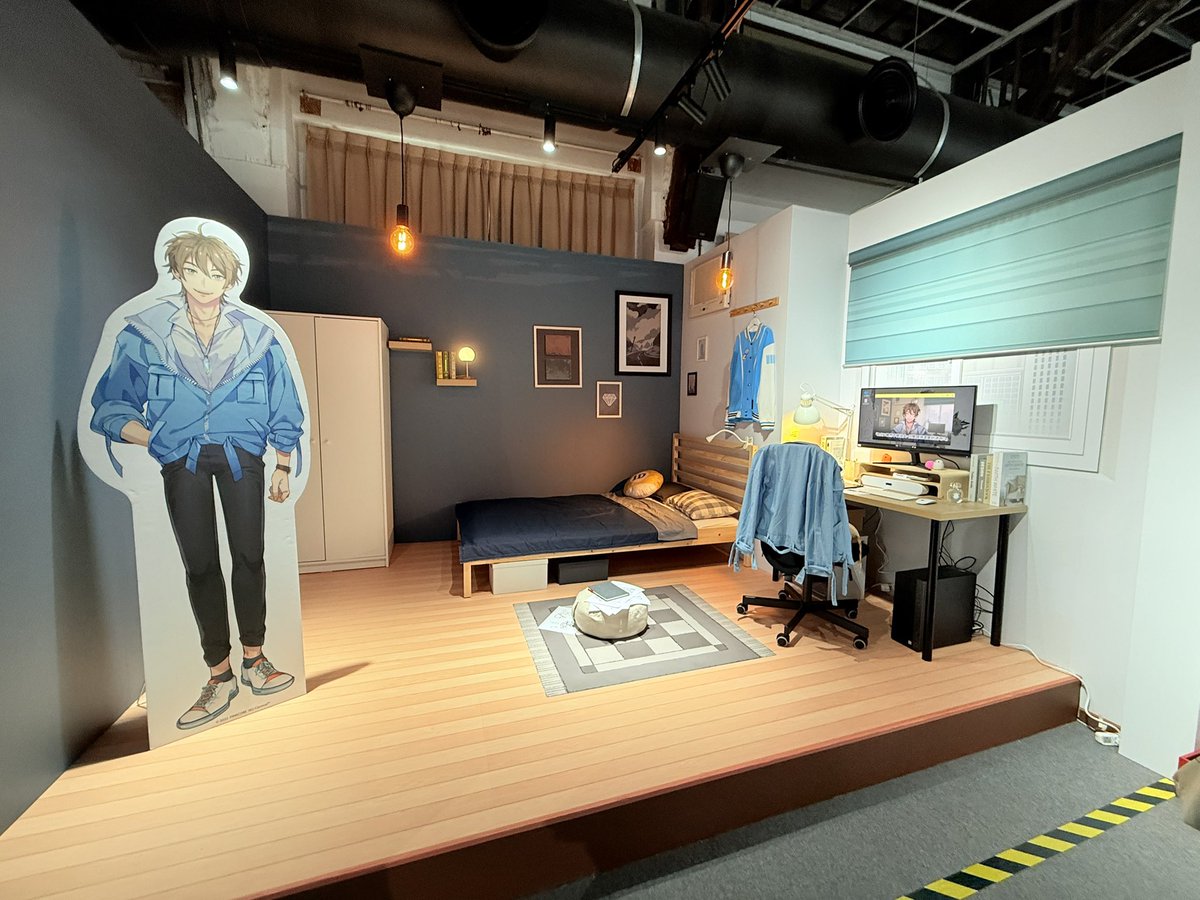 srabbittw's tweet photo. 今天的伊得小屋，衣服變成背面朝人群了，staff偶爾會拿伊得香水噴噴，有點可愛的小巧思。電腦旁擺乖乖是一定要的！懂得都懂！ https://t.co/PRahYzut94