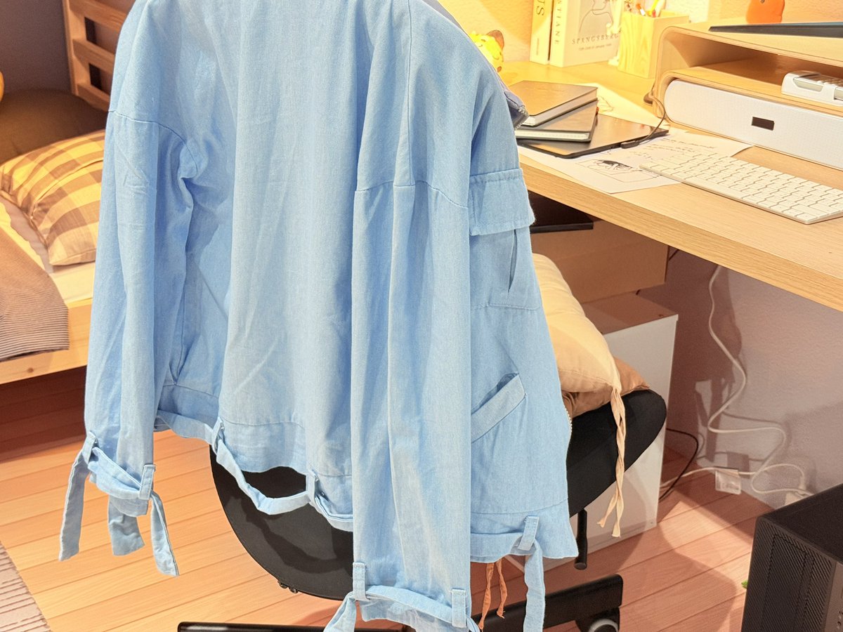 srabbittw's tweet photo. 今天的伊得小屋，衣服變成背面朝人群了，staff偶爾會拿伊得香水噴噴，有點可愛的小巧思。電腦旁擺乖乖是一定要的！懂得都懂！ https://t.co/PRahYzut94