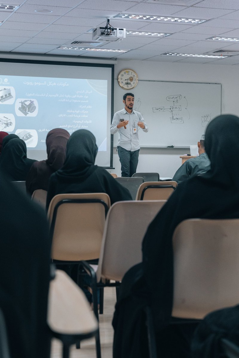 نظم قسم الجماعات الطلابية بالكليات والوحدات التابع ل #عمادة_شؤون_الطلبة بالتعاون مع مجموعة الميكاترونكس بكلية الهندسة والقرية الهندسية ورشة عمل حول" مقدمة في هيكل السومو روبوت وكيفية البرمجة" سعت الورشة إلى تمكين المشاركين في أساسيات تصميم وبرمجة روبوتات السومو، بدءًا من تجميع