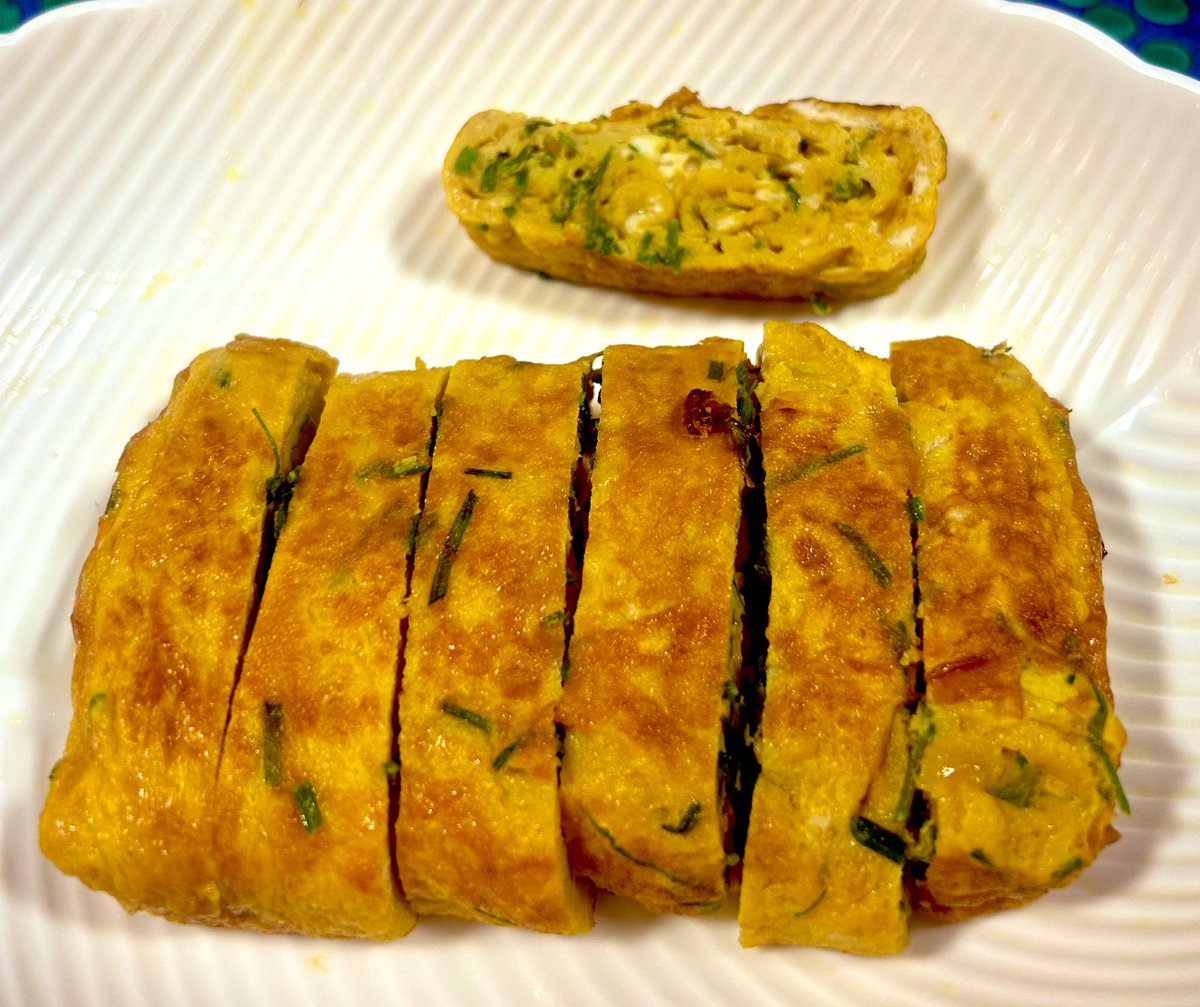 今日の晩御飯はノビル入り卵焼きです♪＾＾卵の中にノビルたくさん詰まってて美味しいです＾＾