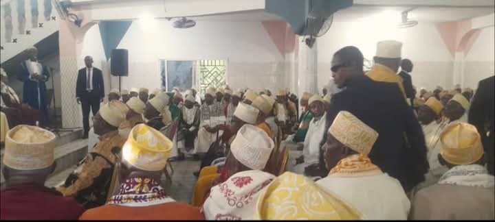 Hubulwatane's tweet photo. Après avoir défié les 7 Ngazidja en portant publiquement les habits des "Wandruwadzima" sans aucune réaction de la Notabilité, voilà qu'Azali crée le "Anda ya Siri". Jamais nos coutumes n'ont été aussi dépouillées de leur sens qu'avec cette Notabilité "lèche-bottes" et Azali. https://t.co/IELhdIcTuf