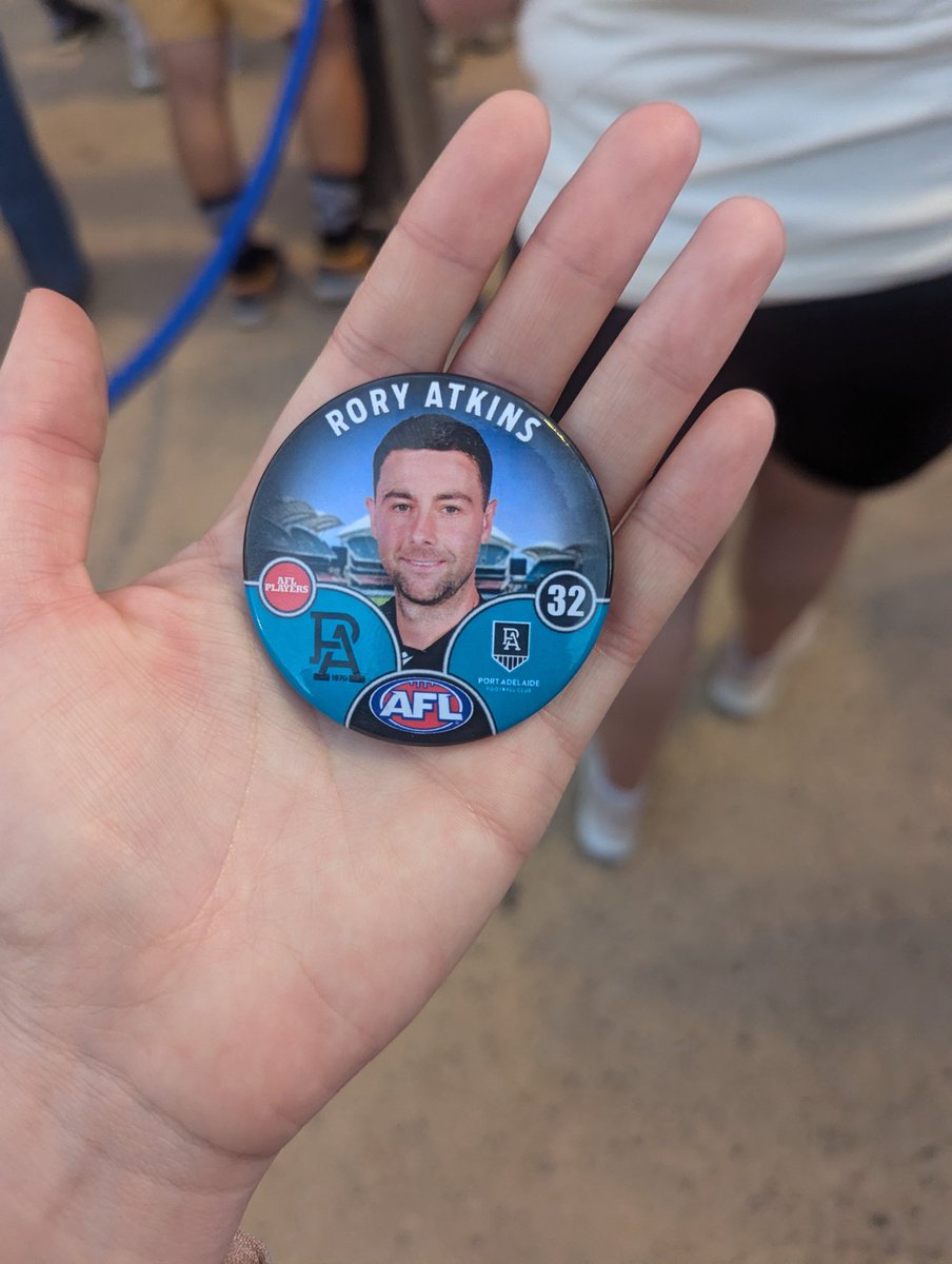 Just letting everyone know, they may have run out of Ginni badges but there's so many Rory Atkins left!! Get on it before they're gone!