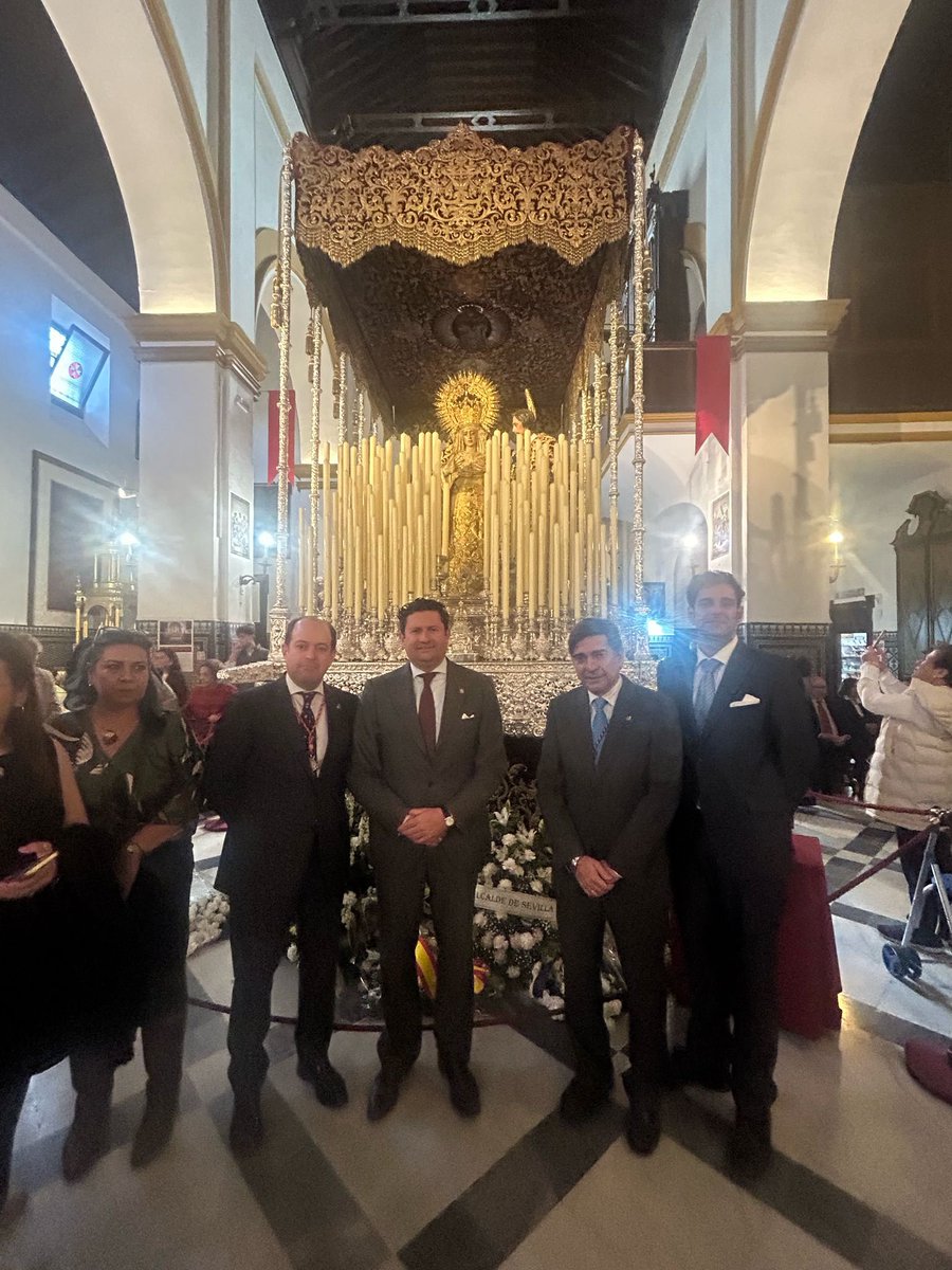 VOX_SevCapital's tweet photo. Con nuestros mejores deseos de una fructífera estación de penitencia a la Hermandad de la Amargura @Hdad_Amargura en este #DomingoDeRamos.

#SemanaSantaSevilla https://t.co/V0Zelu5D1s