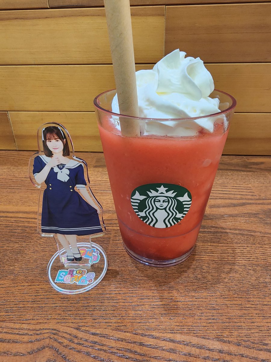 映画帰りに、いおりちゃんが飲みたがってた🍓フラペチーノ、これは美味しい😋
果肉と酸味がいいね！久しぶりに当たりの味でした👍
 #田中伊桜莉