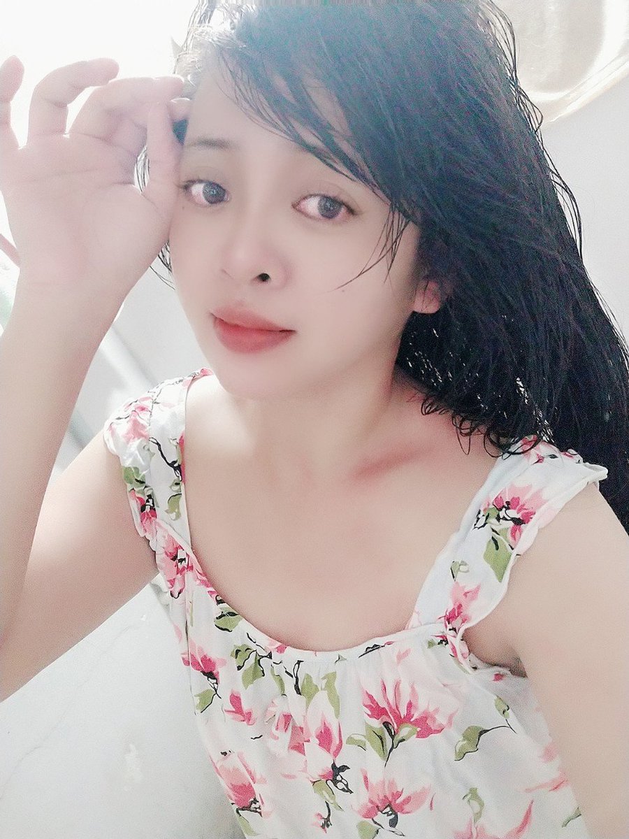 Reinayusmar's tweet photo. Anh nào muốn ngã vào bễ ko https://t.co/YfokEwcBYW