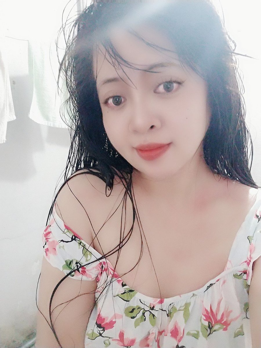 Reinayusmar's tweet photo. Anh nào muốn ngã vào bễ ko https://t.co/YfokEwcBYW