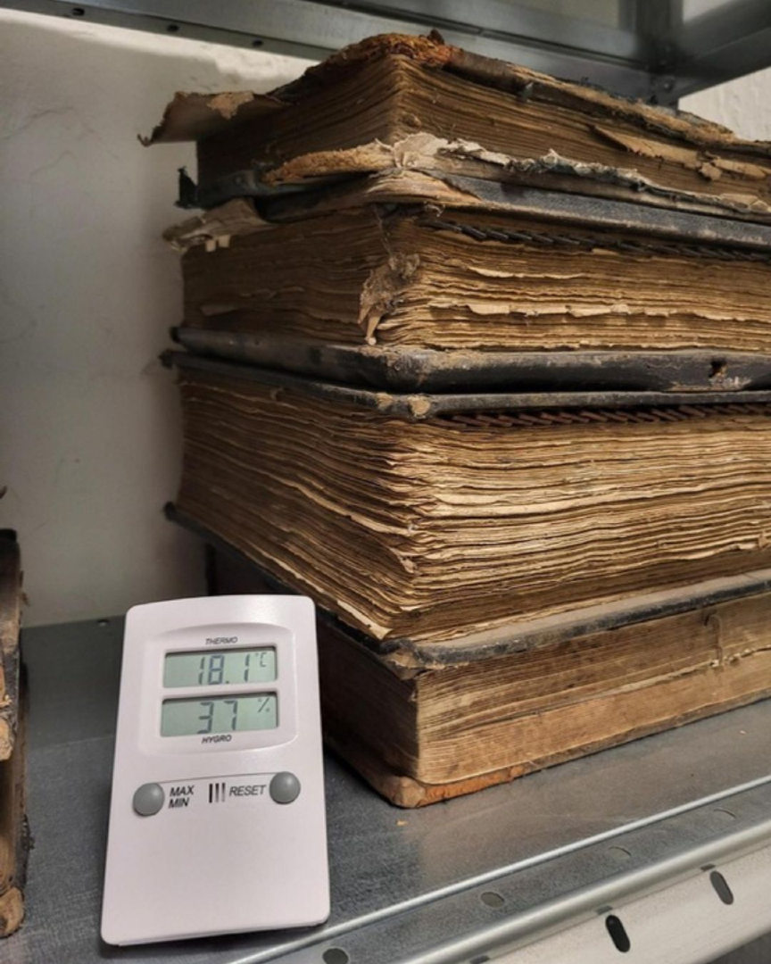 RCPIArchive's tweet image. Day 13 #Archive30
Simple but effective, hygrometers are key pieces of #ArchiveTechnology here at #RCPI - Used to measure humidity, which can be detrimental to archives 💧 Our quarantine store hygrometers are checked regularly to make sure our fragile items are safe and sound!