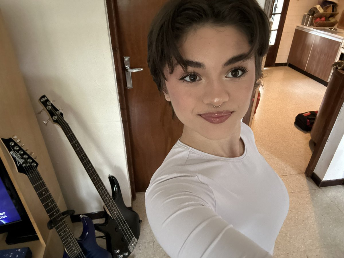 _louiiiiise_'s tweet photo. (oui peut être que je voulais juste montrer ma guitare et ma basse) https://t.co/lDZYcsxdek