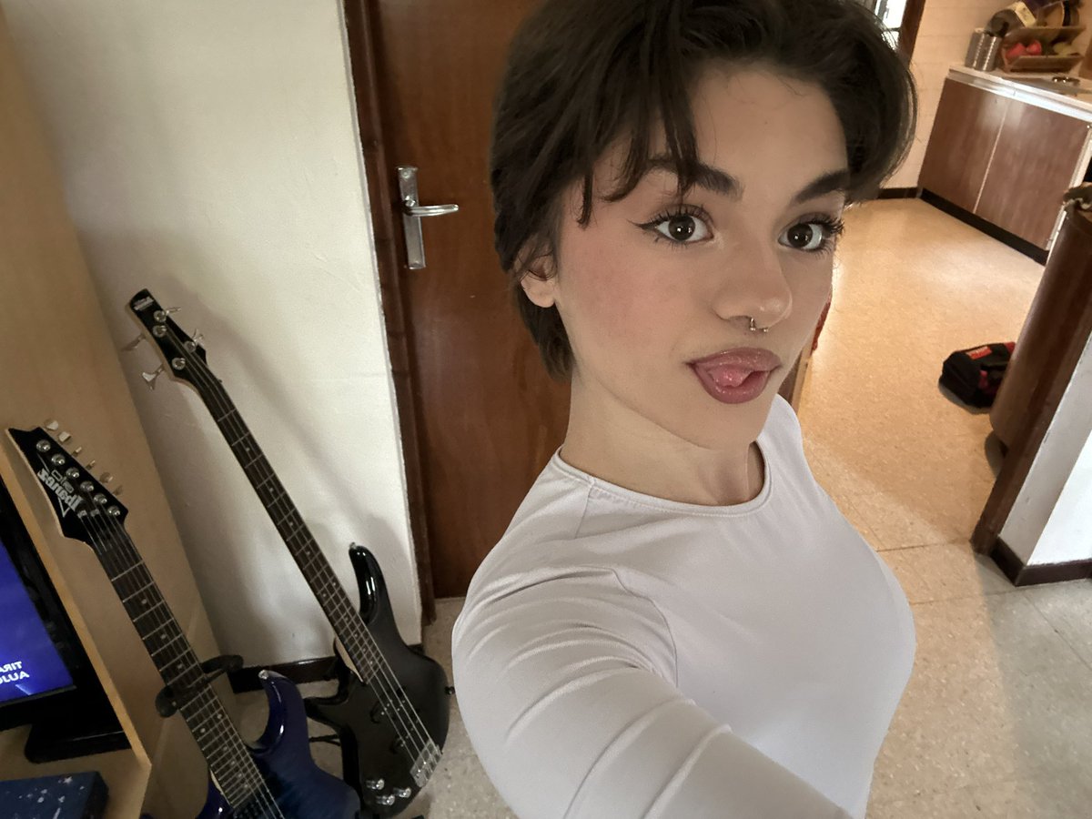 _louiiiiise_'s tweet photo. (oui peut être que je voulais juste montrer ma guitare et ma basse) https://t.co/lDZYcsxdek