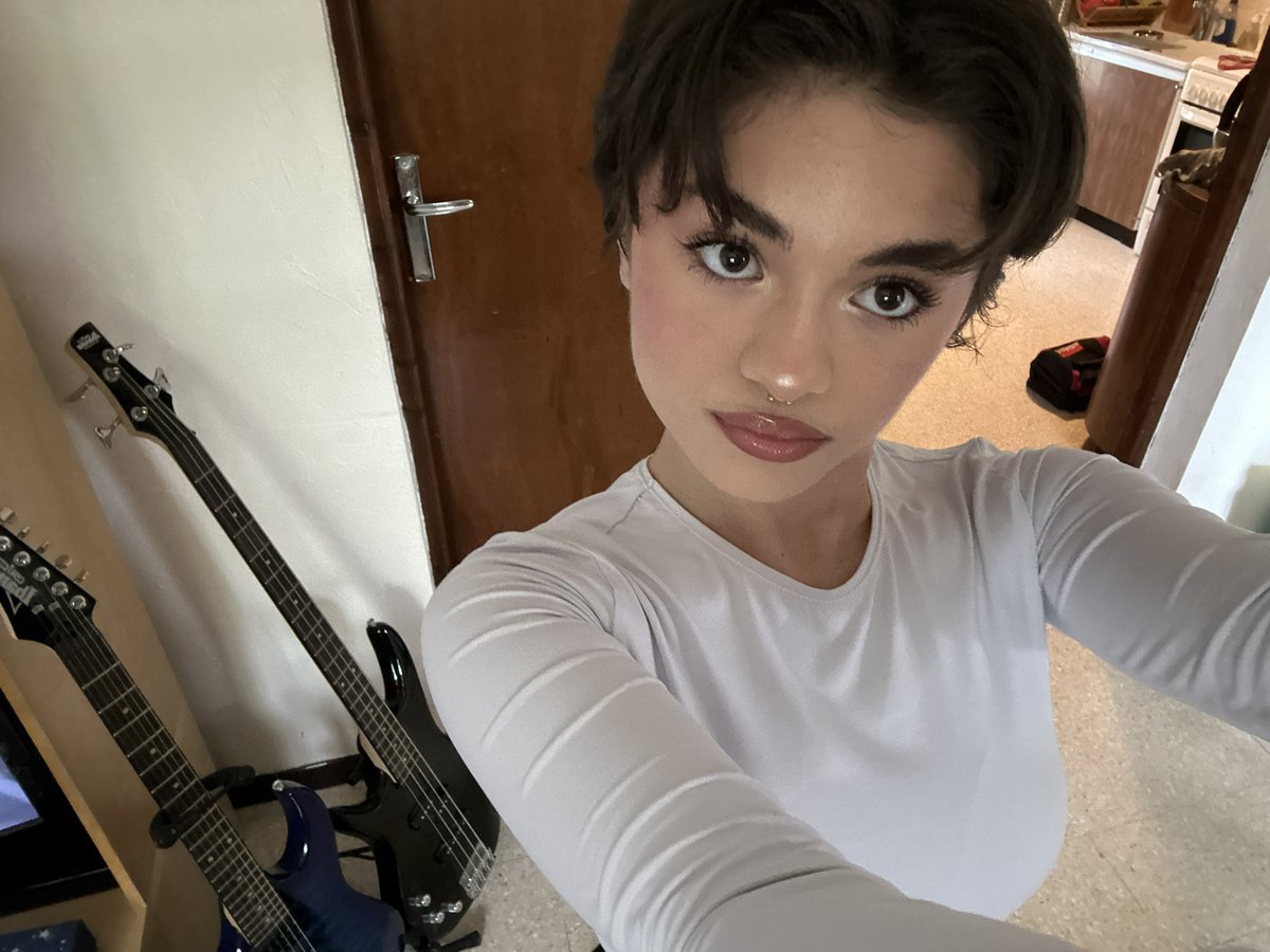 _louiiiiise_'s tweet photo. (oui peut être que je voulais juste montrer ma guitare et ma basse) https://t.co/lDZYcsxdek