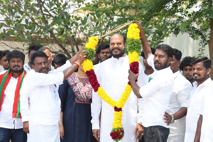 மதுரை மாவட்டத்தில் பல்வேறு கிராமங்களில் இருந்து 100க்கும் மேற்பட்ட இளைஞர்கள் 
#தமிழக_மக்கள்_முன்னேற்றக்_கழகம் தில் தங்களை இணைத்துக் கொண்டனர். 
அனைவரின் பணி சிறக்க வாழ்த்துக்கள்.
💐💐💐 <a href="/JohnPandianTMMK/">John Pandian</a> <a href="/vinolinnivetha/">Dr. Vinolin Nivetha</a> <a href="/ViyangoOfficial/">Viyango John Pandian TMMK</a> <a href="/TMMKofficial007/">TMMK ITWING THIRUVARUR</a> <a href="/TMMKofficial/">தமிழக மக்கள் முன்னேற்றக் கழகம்</a> <a href="/GopalsriTmmk/">gopalsri_TMMK</a>