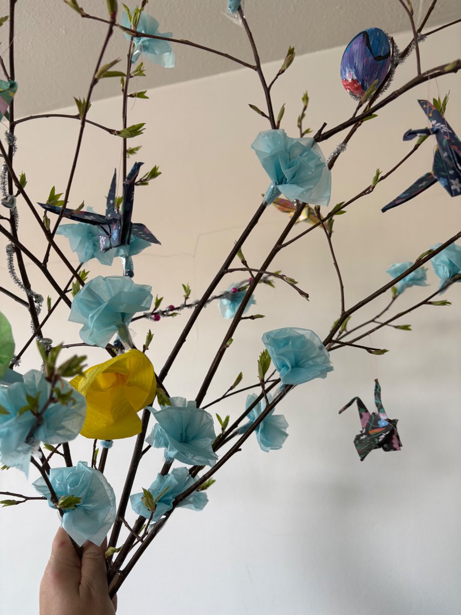 Virvon varvon vitsasella
Koetan kevätpajusella
Onnea oksalla tällä
Terveyttä toivottelen
🌿☀️