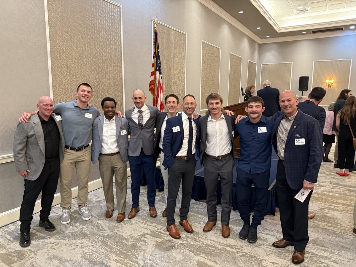 ELONximuskxx's tweet photo. Thank you Lord for these relationships. What a night..
⁦@aiello_jay⁩ ⁦@GMDC_⁩ ⁦@Mikematref⁩ ⁦@Barnyard00⁩ ⁦@rockreax⁩ ⁦⁦@UVAWrestling⁩ https://t.co/MXy4BHDHt2