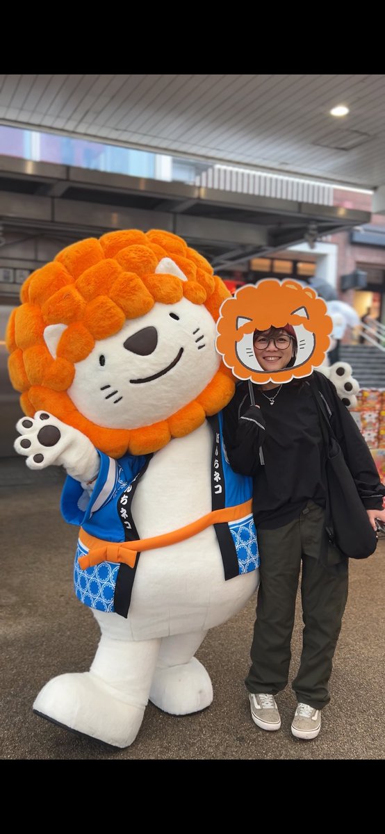OrdinaryDays614's tweet photo. 大津サービスエリアで出会いました。
ぼんち揚の公式マスコットちゃん。

【ぼんちネコ】
大阪府出身のネコ。揚げせんべい「ぼんち揚」の公式キャラクターで、いつかライオンになれると信じており、たてがみに見立ててぼんち揚をかぶっている。 https://t.co/j6IF2Tznui