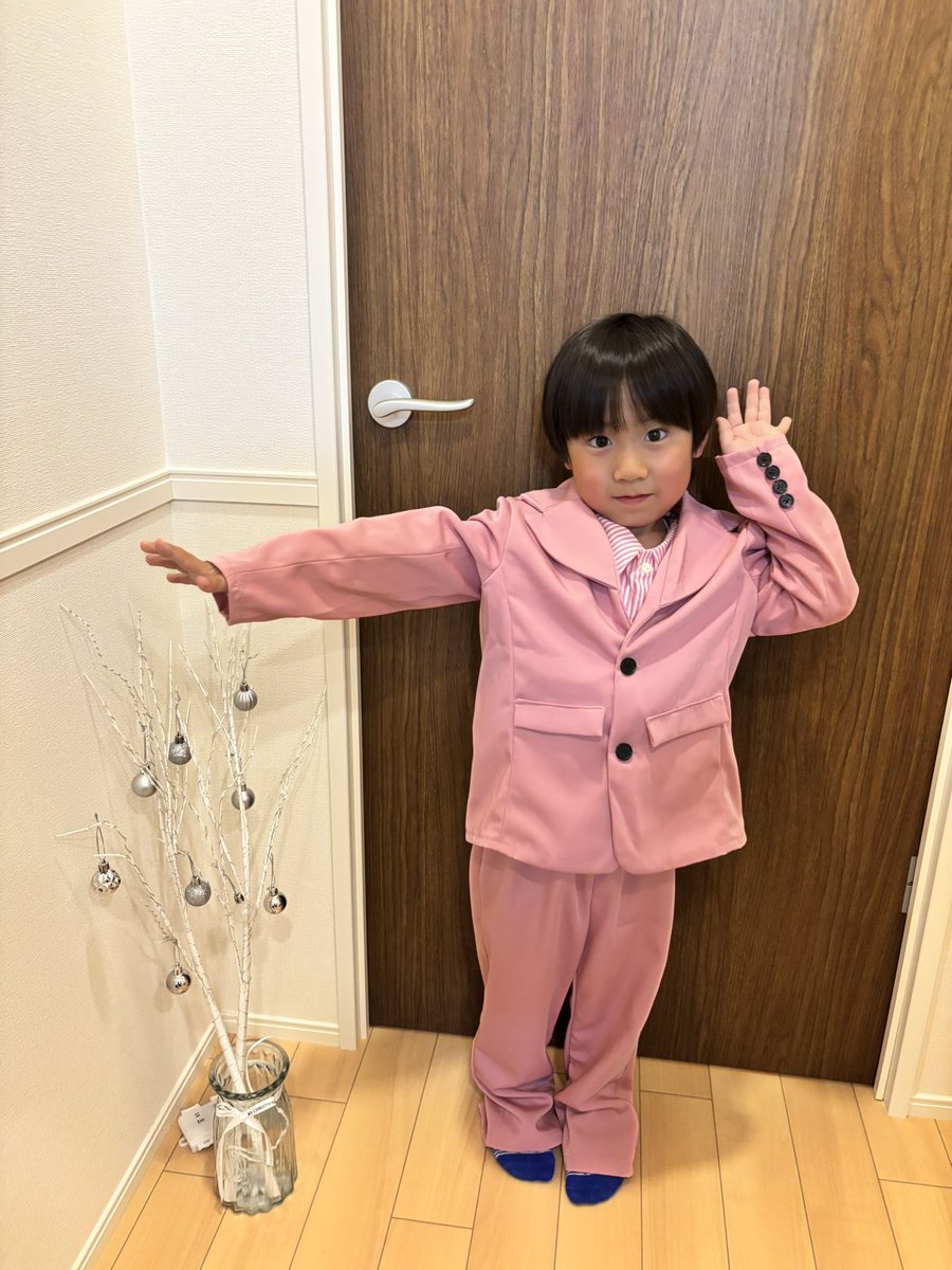 KONA570410's tweet photo. お誕生日プレゼントにリクエストのNissy衣装🥺
開けた瞬間に飛び跳ねて喜んでくれました🥰いつも頑張ってるこうなに喜んでもらえてママは幸せ❤️
夢を叶えるために努力する姿いつもカッコイイよ🪄︎︎✨
#Nissy #Nissy_Re10th #timetoparty
#Nissyになりたい #Nissy衣装 https://t.co/OCZDTWpain