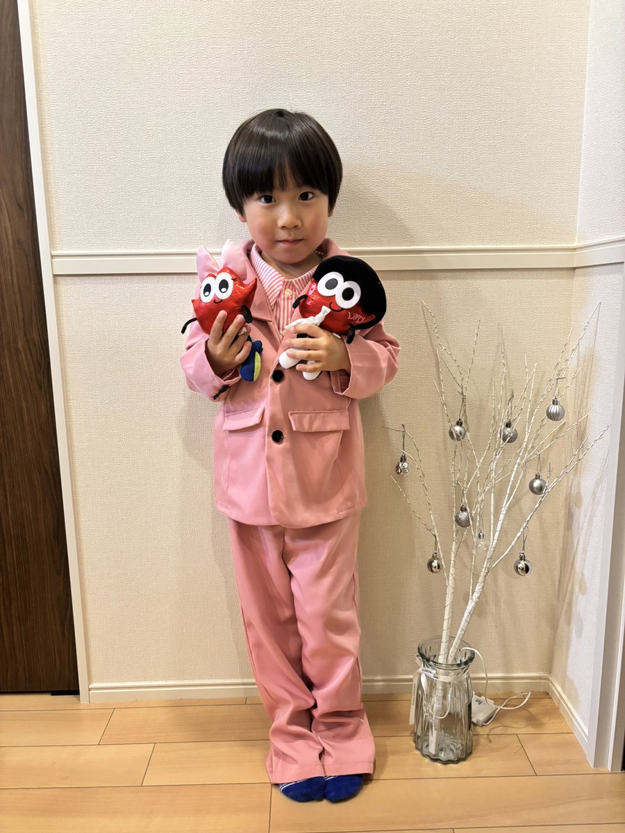 KONA570410's tweet photo. お誕生日プレゼントにリクエストのNissy衣装🥺
開けた瞬間に飛び跳ねて喜んでくれました🥰いつも頑張ってるこうなに喜んでもらえてママは幸せ❤️
夢を叶えるために努力する姿いつもカッコイイよ🪄︎︎✨
#Nissy #Nissy_Re10th #timetoparty
#Nissyになりたい #Nissy衣装 https://t.co/OCZDTWpain