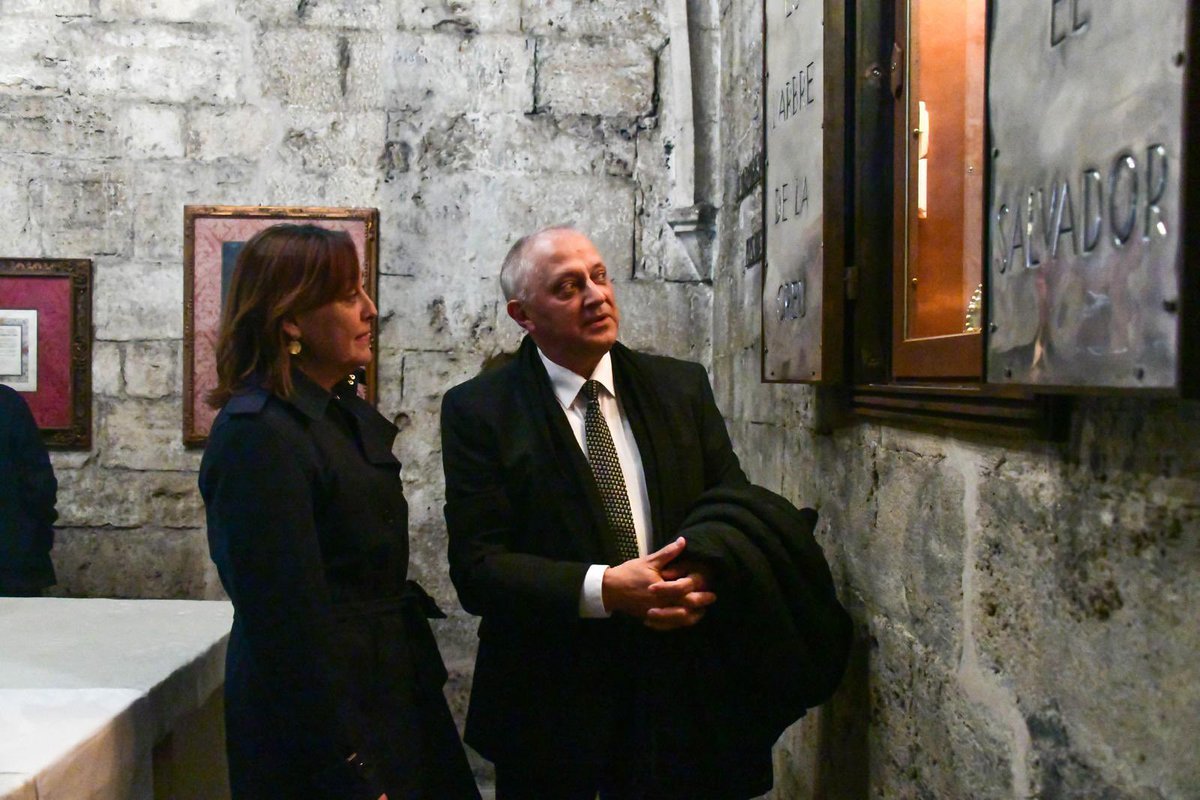 Amb l’Honorable Consellera <a href="/SilviaPaneque/">Sílvia Paneque</a> contemplant la Relíquia més preuada de Besalú… la Veracreu (Lignum Crucis) ❤️