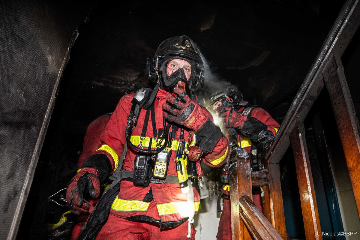 🚨[#Intervention] Ce matin, vers 05h30, les sapeurs-pompiers de Paris sont intervenus pour un feu d'appartement, à Colombes (92).

⛑️2 sauvetages au moyen d'échelles à mains et 4 mises en sécurité ont été réalisés.

🚒1 lance a été nécessaire pour venir à bout du sinistre.