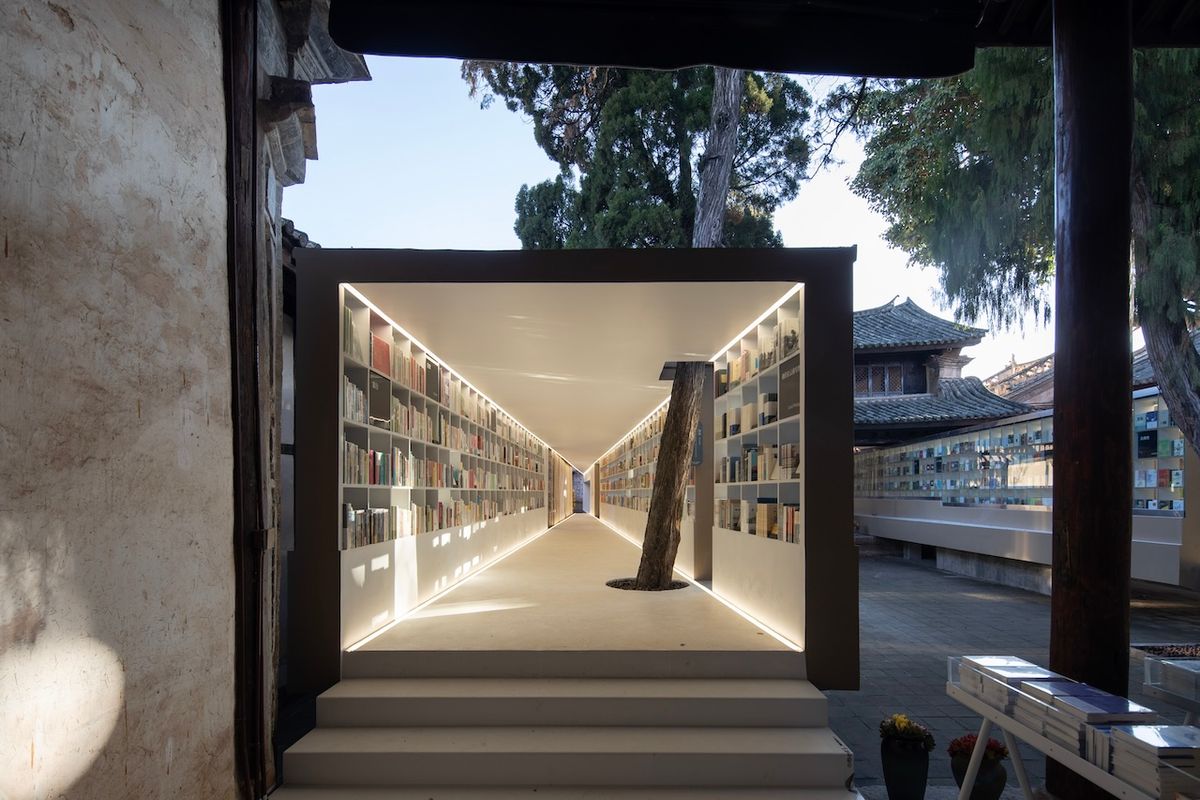 Architizer's tweet photo. This project turns a 500-year-old academy into a bookstore and cultural space, combining the preserved historic buildings with new additions to reconnect the site with the community.

Details: https://t.co/WFIxIdUdIo | 📍Yunnan, China #ProjectOfTheDay https://t.co/xN2SAoybG0 https://t.co/Rwp5WnTFtO