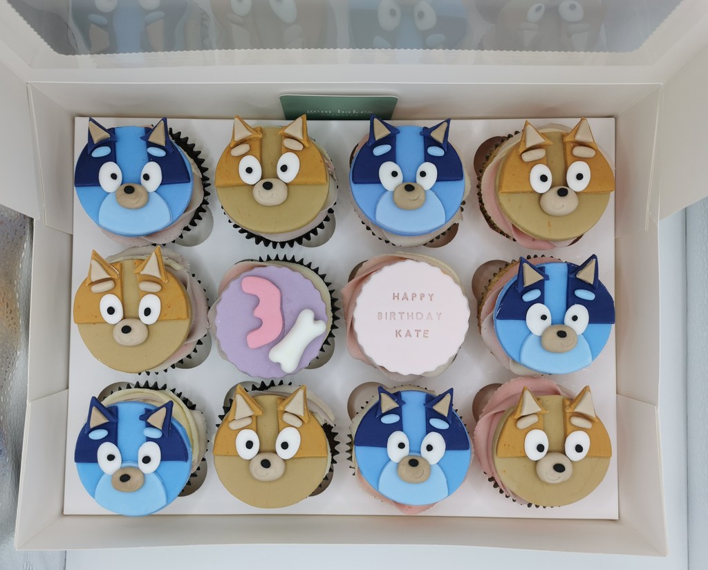 Gem_Bakes's tweet photo. It was so much fun to make this birthday box of Bluey and Bingo cupcakes! 🐶

Chocolate and vanilla sponges with vanilla buttercream topped with handcrafted sugarpaste toppers 🧁

#birthday #birthdaycupcake #cupcakes #bluey #bingo
#blueycupcakes #bingocupcakes https://t.co/jkHpJzyhEt