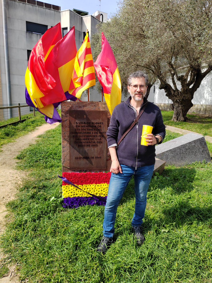 Homenatge a la Republica amb els companys de <a href="/eucatblanes/">Esquerra Unida Blanes</a> 

Sempre és un bon moment per recordar els avenços socials i polítics que va suposar aquest esdeveniment polític ✊✊