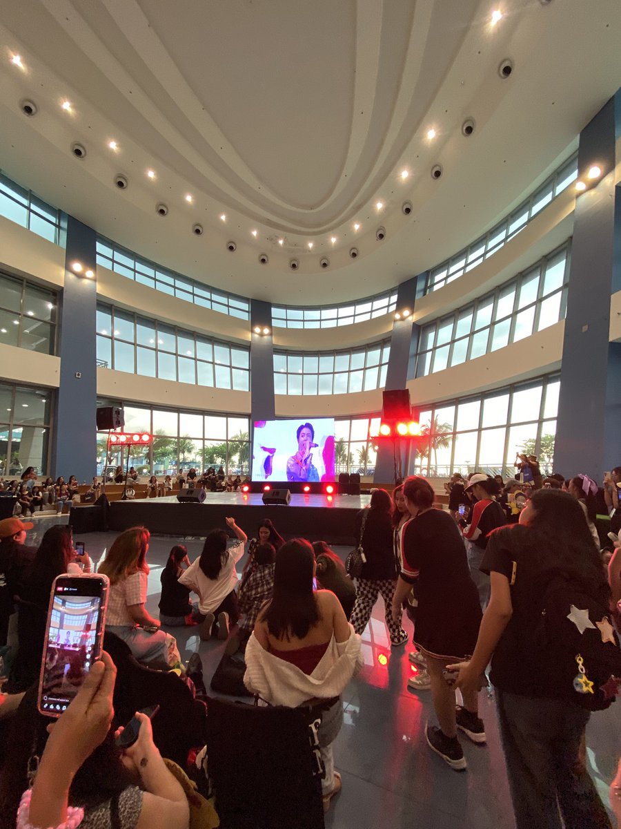 thistwtmatters_'s tweet photo. team labas DAY 2!!!!! LET’S GO ARMYYY https://t.co/RWJLOzM053