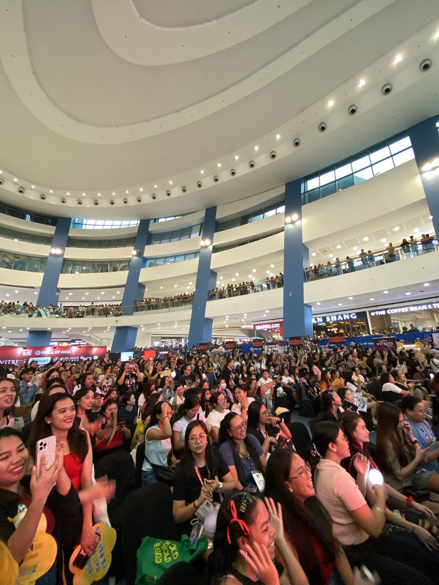 thistwtmatters_'s tweet photo. team labas DAY 2!!!!! LET’S GO ARMYYY https://t.co/RWJLOzM053