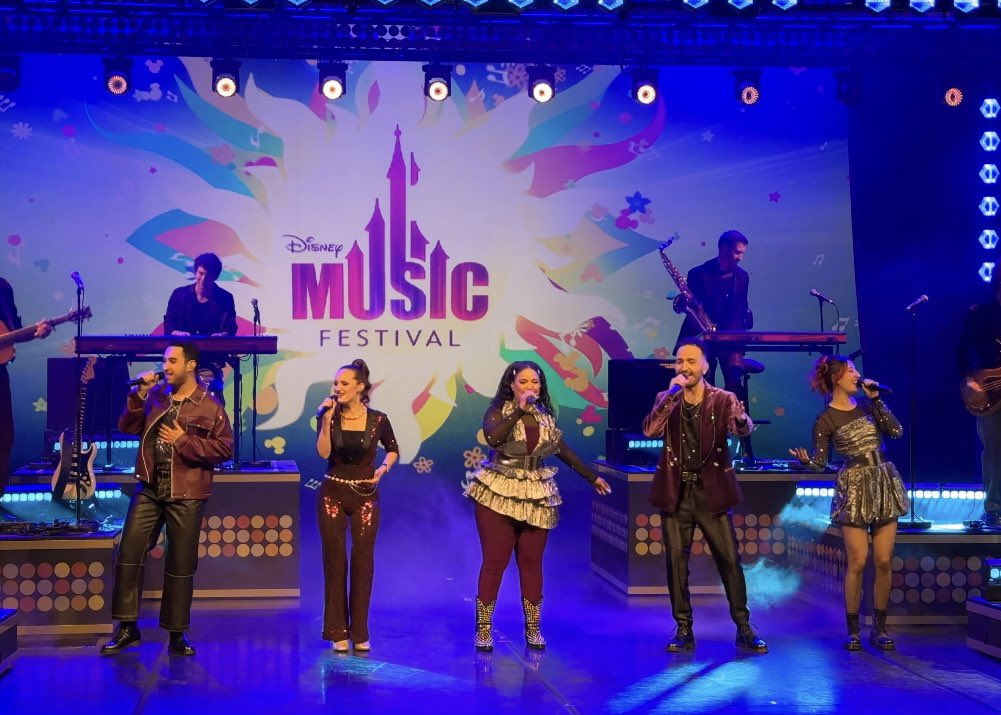 CharactersPBlog's tweet photo. More on Disney Music Hits Concert! ✨
#ChipAndDale #DisneyCharacters #Disney #DisneyPals #DisneyFriends #DisneyMusicFestival #DisneylandParis #DisneyParks #Videopolis https://t.co/1BeLXvTyj3