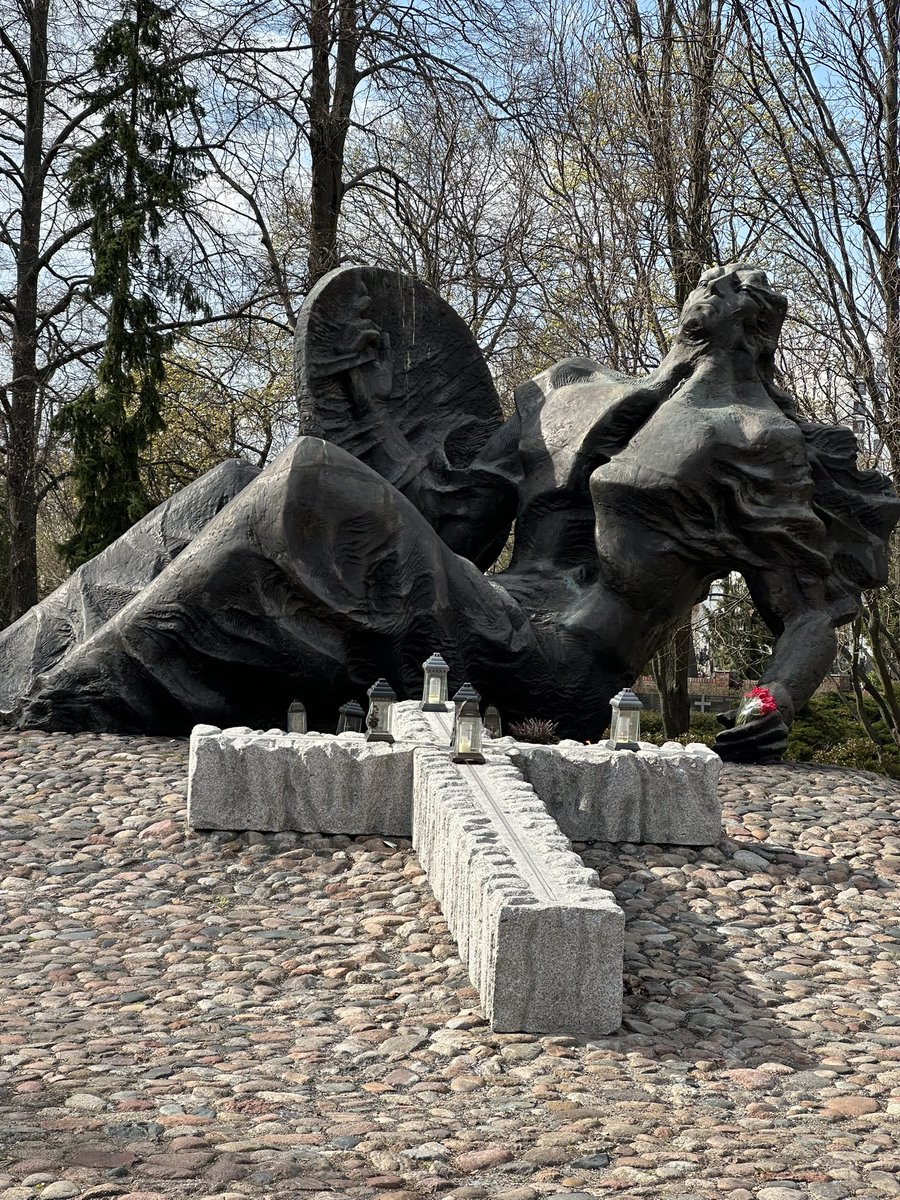 luzseijo's tweet photo. Gracias a #InterpretEurope por organizar esta conferencia en #Varsovia sobre la interpretación de las figuras de héroes y villanos en la historia.
Un honor representar a @PACE_News con mi informe: Multiperspectivity in remembrance and History Education for Citizenship Education https://t.co/ULmWKq6WWw