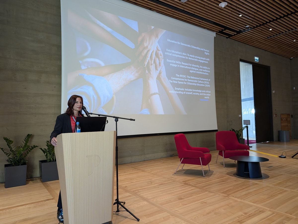 luzseijo's tweet photo. Gracias a #InterpretEurope por organizar esta conferencia en #Varsovia sobre la interpretación de las figuras de héroes y villanos en la historia.
Un honor representar a @PACE_News con mi informe: Multiperspectivity in remembrance and History Education for Citizenship Education https://t.co/ULmWKq6WWw