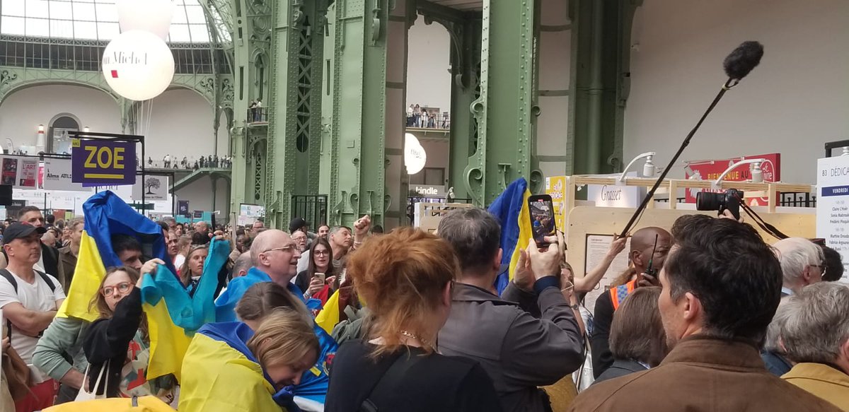 Retour sur l’action menée hier au <a href="/festival_livre/">Festival du Livre de Paris</a> de Paris lors de la dédicace de Xenia Fedorova pour protester contre la tribune offerte à cette propagandiste de Poutine, ex Présidente de RT France sanctionnée par l’UE pour son soutien à l’agression russe contre l’#Ukraine. 1/4