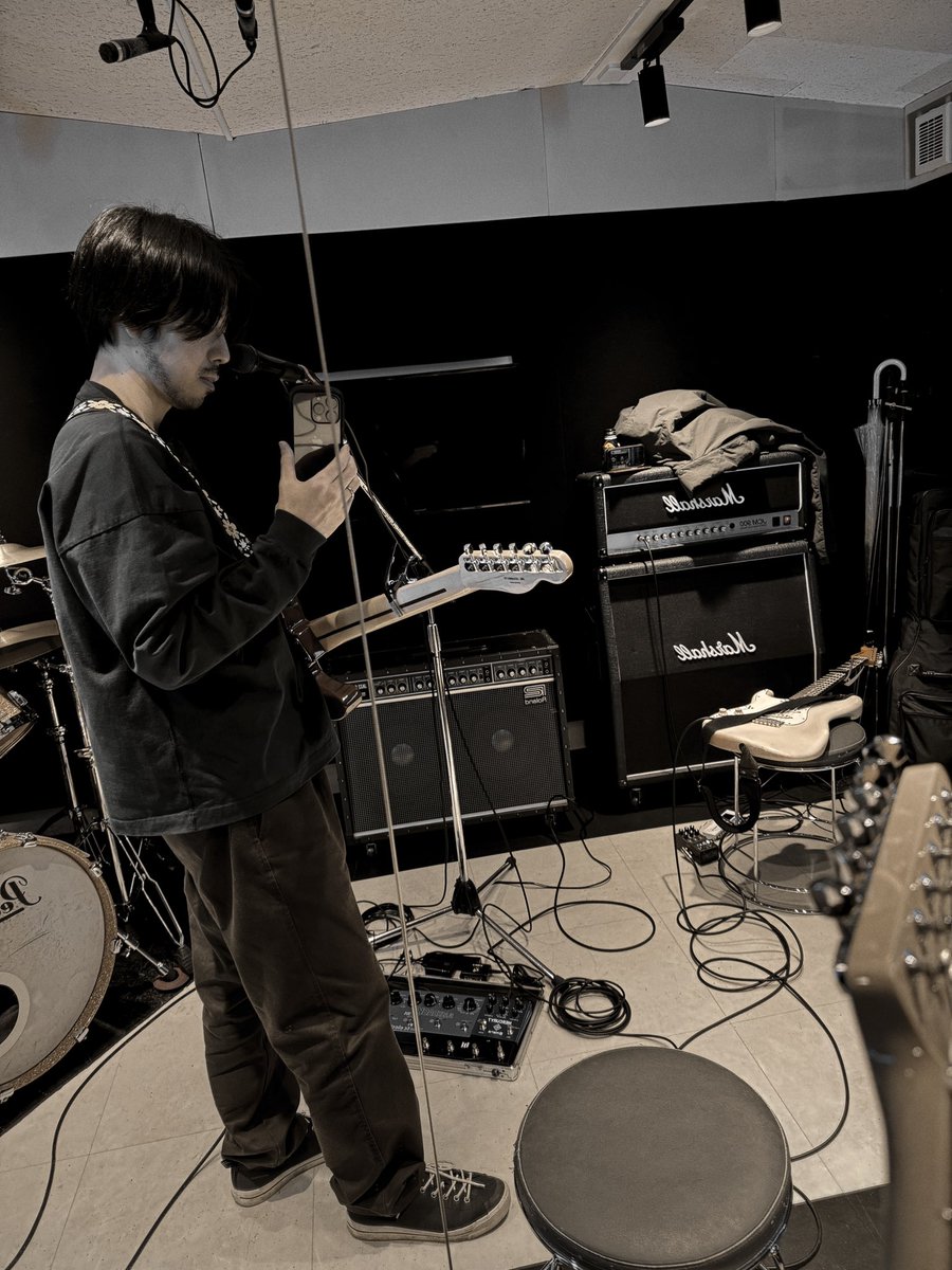 今日は赤坂のスタジオで、小山とさいさんでギターアレンジ。ハーモニーの調整はひとつひとつが繊細な作業。曲に輪郭が生まれ、みるみる鮮明になっていく。