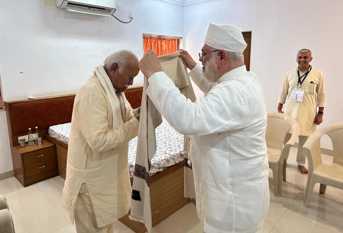 #RSS 
पारसी धर्मगुरु खुर्शीद दस्तूरजी ने भावभवेश्वर मंदिर (बरुमाल, वलसाड, गुजरात) के रजतोत्सव कार्यक्रम के दौरान श्री मोहनजी भागवत से शुभेच्छा मुलाक़ात की और मा. सरसंघचालक को उदवाड़ा पारसी धाम आने का निमंत्रण दिया गया।