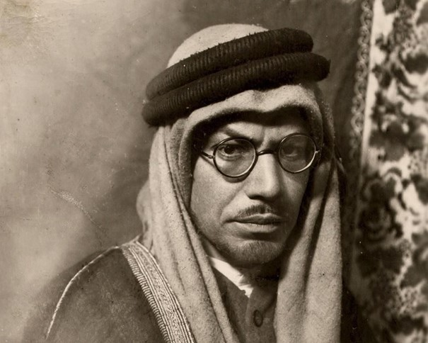 İmamoğlu’nun cezaevinde mealini okuduğu Muhammed Esed:

🔺1900’de bugünkü Ukrayna’da Yahudi bir ailede doğdu

🔺14’ünde 1.Dünya Savaşı’na katılmak için evden kaçtı

🔺Babası ve kız kardeşi Nazi kampında öldü

🔺Bir Hindistan gezisinde İslam’la tanıştı

<a href="/beryaroglu/">Berka Yaroğlu</a>
