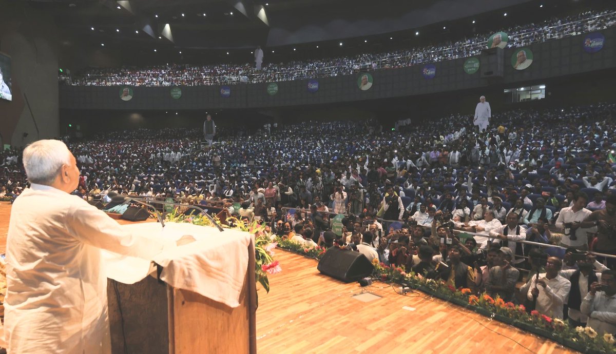 NitishKumar's tweet photo. पटना स्थित सम्राट अशोक कन्���ेंशन केंद्र के बापू सभागार में बाबा साहब भीमराव अंबेडकर जी की जयंती की पूर्व संध्या पर आयोजित ‘भीम संवाद’ कार्यक्रम का उद्घाटन किया। कार्यक्रम के दौरान बाबा साहब को नमन किया। बाबा साहब ने भारतीय संविधान की रचना की। उनके प्रति हमेशा श्रद्धा का भाव रहा है। राज्य सरकार द्वारा शुरू से ही सभी वर्गों के विकास के लिए कार्य किया गया है। हमलोग समाज के सभी तबके के हित के लिए काम कर रहे हैं।

आइए, हम सब बाबा साहब भीमराव अंबेडकर जी के महान व्यक्तित्व और जीवन मूल्यों से प्रेरणा लेते हुए उनके आदर्शों को आत्मसात करने का संकल्प लें। (2/3)