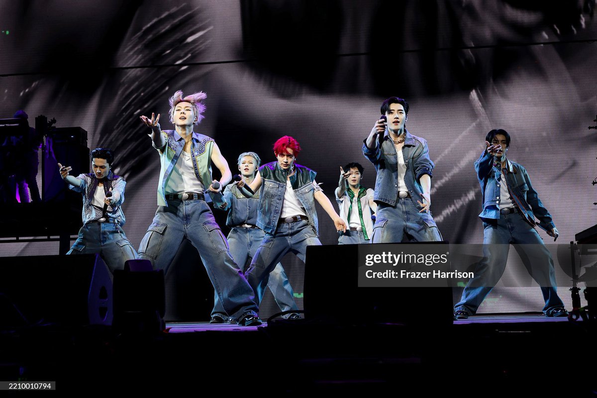 moonandenhypen's tweet photo. Keep dropping the tags ENCHELLA isn't over yet, it's only been six hours

Keep hyping and keep talking about ENHYPEN's debut performance 

#ENHYPEN #ENCHELLA #COCHELLA2025 https://t.co/SJE7PnBX3w